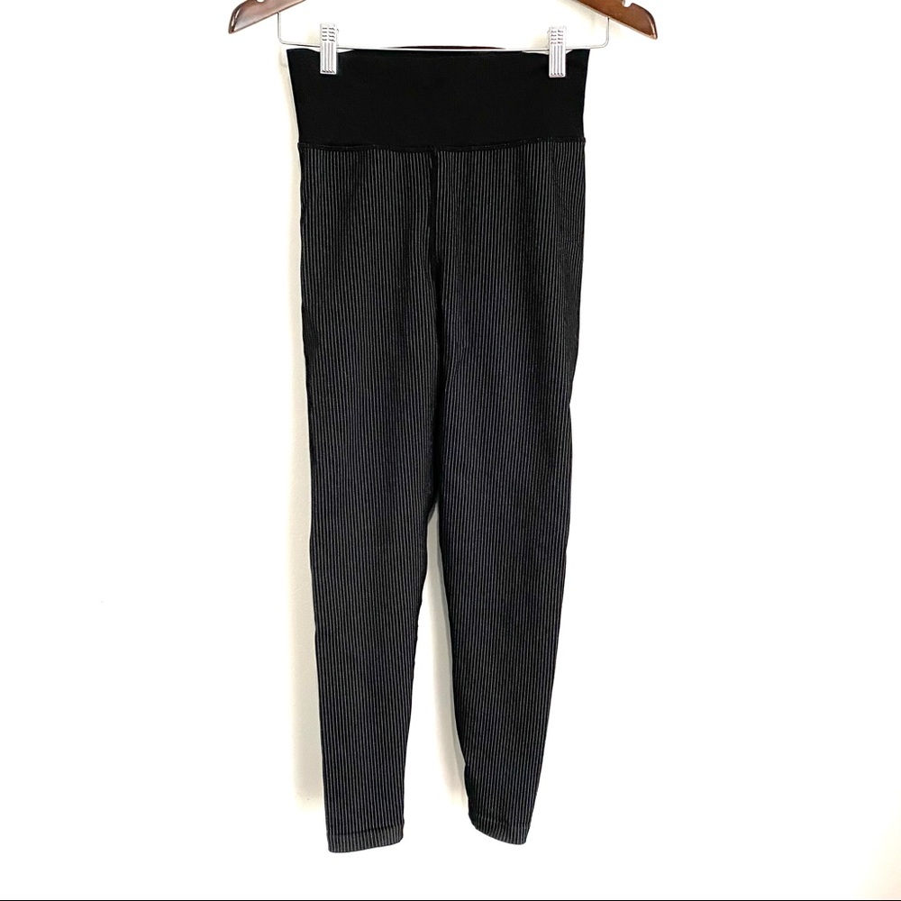 AERIE Womens Small Black White Pin Stripe Hi Rise 7/8 Compression Leggings W4
